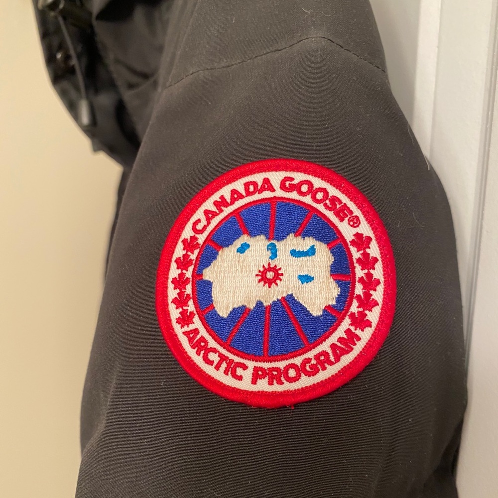 *SOLD* Authentic Canada Goose Shelburne parka EUC - Picture 7 of 9